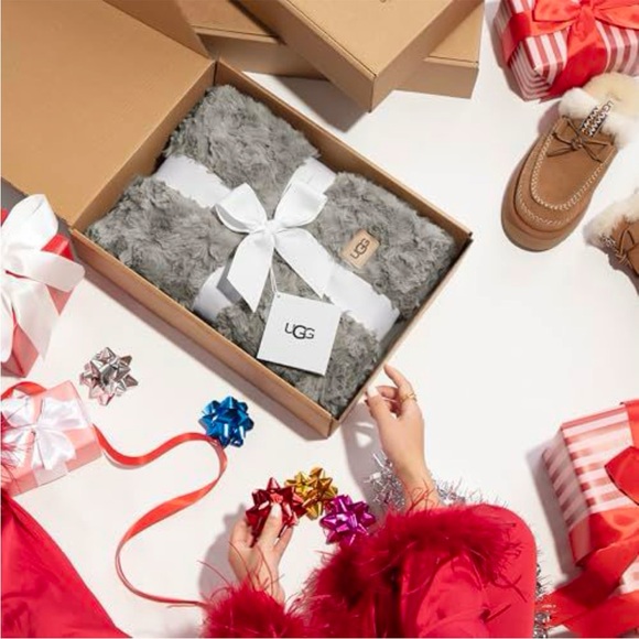 UGG Adalee Faux Fur Throw Blanket - Picture 4 of 4